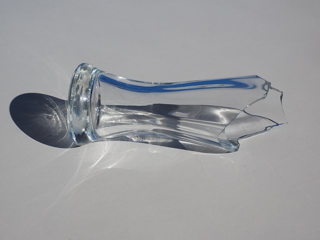 glass, broken, pointed, sharp, to cut, broken glass